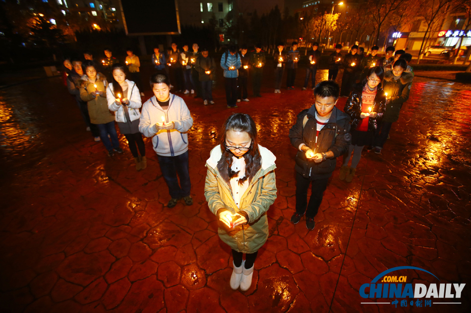 大學生為中石化黃濰輸油管線爆燃事故遇難者默哀