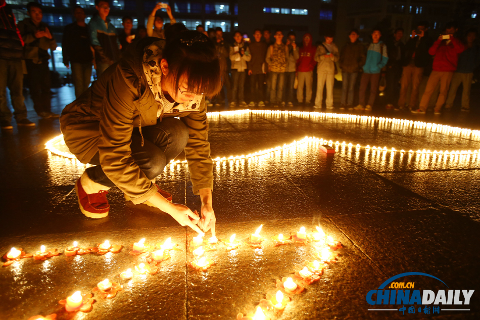 大學生為中石化黃濰輸油管線爆燃事故遇難者默哀