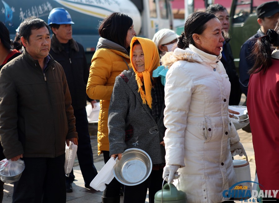 現(xiàn)場(chǎng)直擊：青島爆燃事故受災(zāi)群眾排隊(duì)領(lǐng)餐