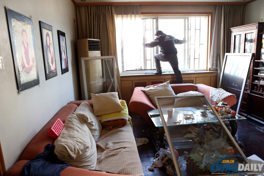 現場直擊：青島爆燃事故受災群眾排隊領餐