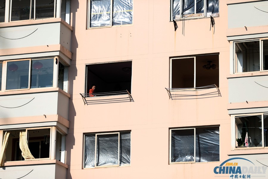 現場直擊：青島爆燃事故受災群眾排隊領餐