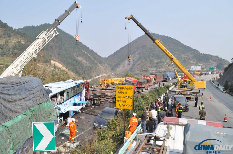 滬昆高速貴州境內12車連環相撞 多人死傷
