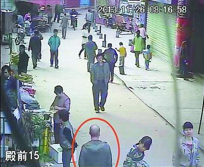 男子拿書掩護行竊 被便衣民警“找茬”露馬腳(圖)