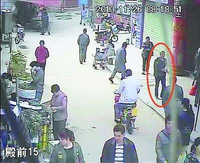 男子拿書掩護行竊 被便衣民警“找茬”露馬腳(圖)