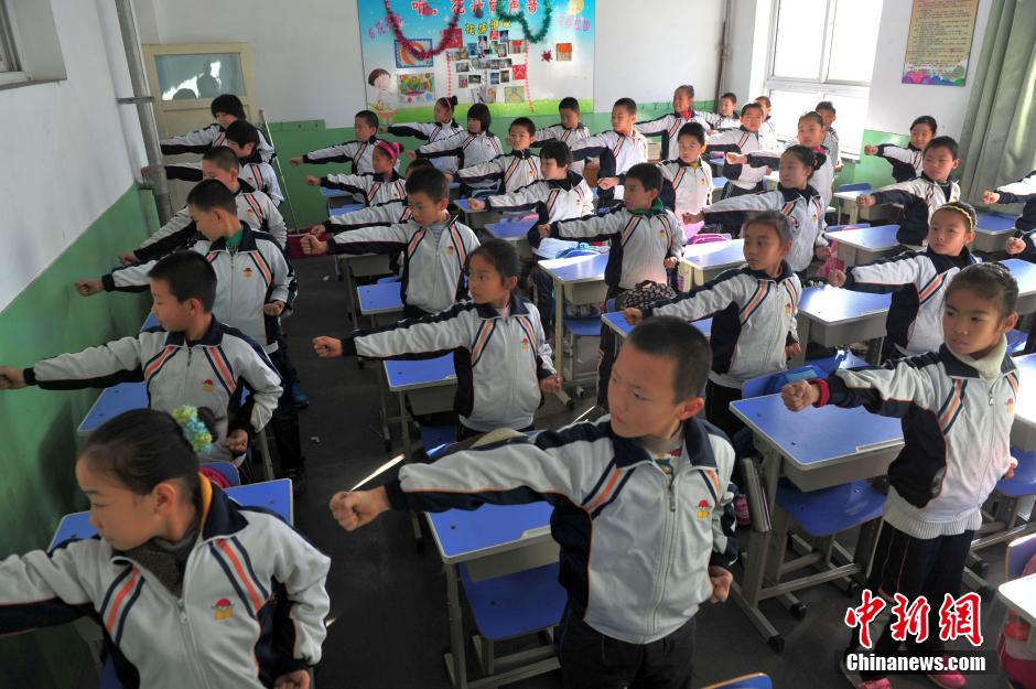 霧霾頻頻來襲 河北一小學獨創“防霾”武術健身操