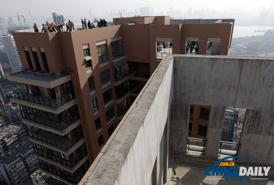 武漢一高層業主打穿樓頂建“復式豪宅”被城管拆除