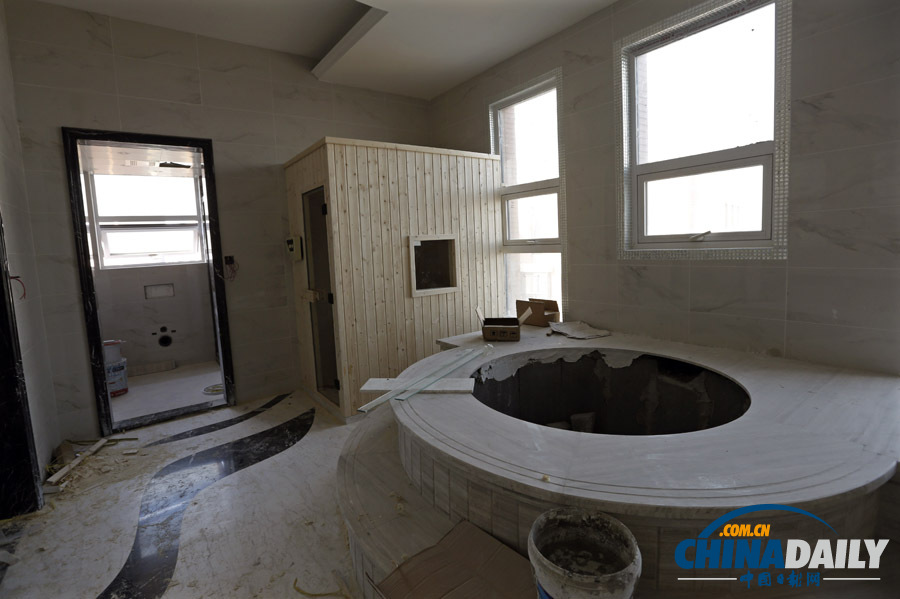 武漢一高層業主打穿樓頂建“復式豪宅”被城管拆除