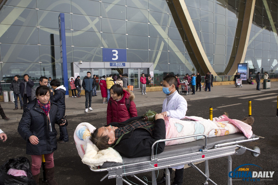 昆明機場一名因大雪滯留旅客暈倒 緊急送醫救治
