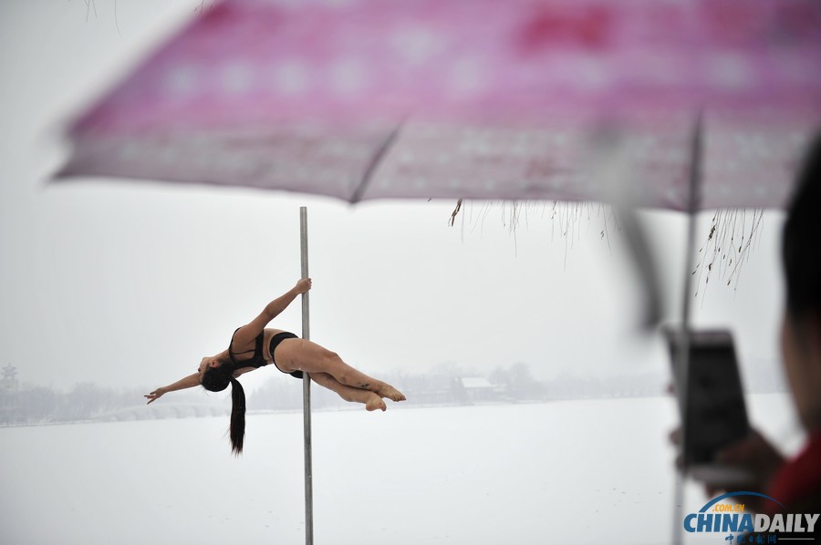 鋼管舞國家隊冰天雪地秀絕技