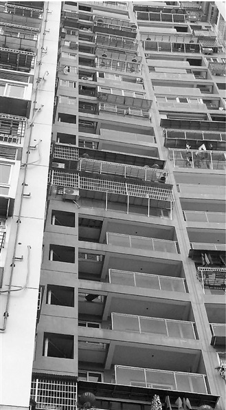 小伙失蹤一月被發(fā)現(xiàn)于陽臺(tái)頂棚 尸體已腐爛(圖)