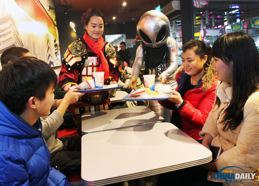 “秦兵俑”攜手“外星人”闖進(jìn)餐廳當(dāng)服務(wù)員