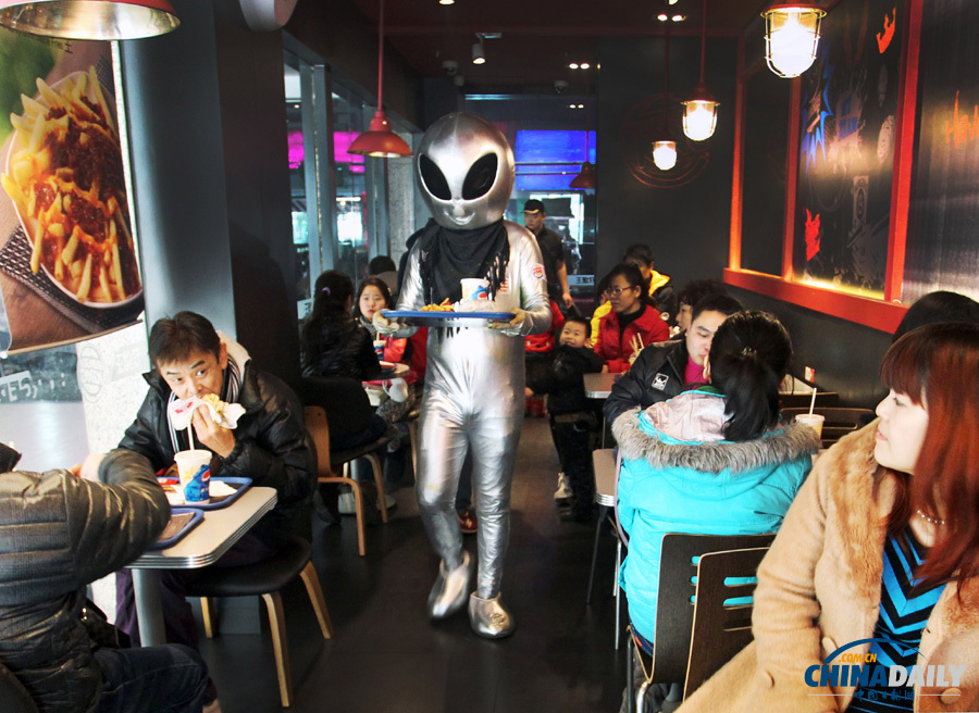 “秦兵俑”攜手“外星人”闖進餐廳當(dāng)服務(wù)員