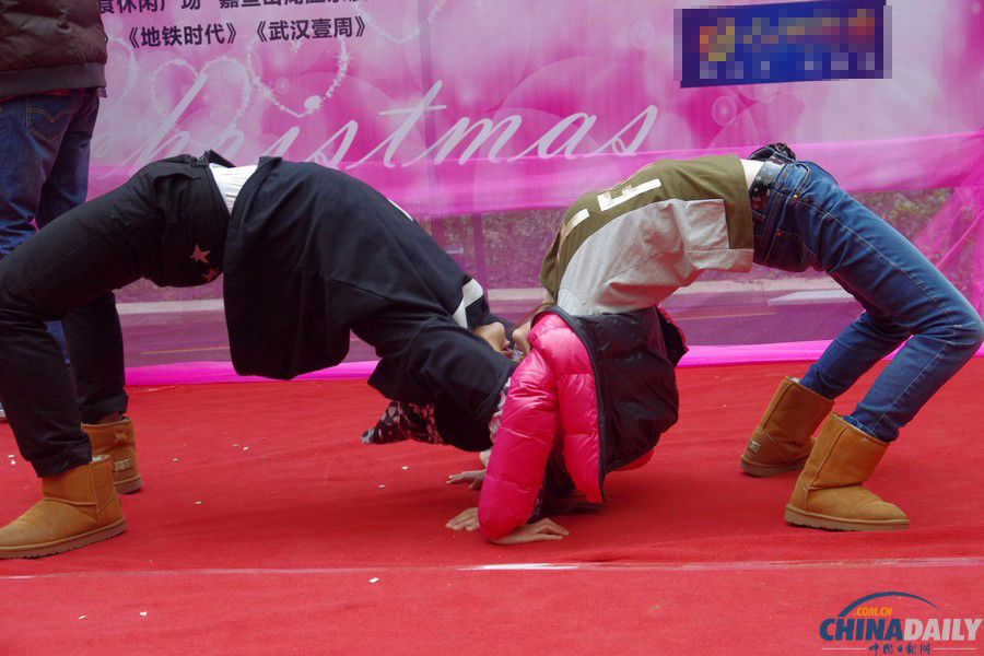 武漢舉辦光谷圣誕之吻情侶KISS大賽