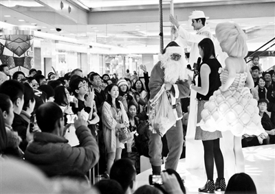 打折“失靈” 平安夜商場搏“體驗(yàn)”