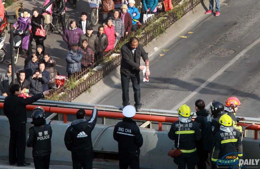 杭州鬧市區(qū)男子手持尖刀跳高架橋 消警聯(lián)手營救