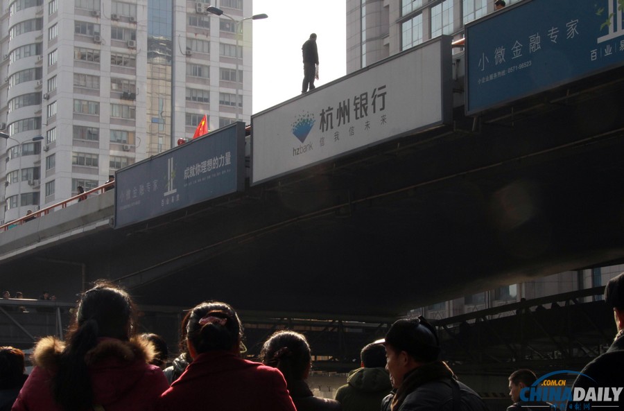 杭州鬧市區(qū)男子手持尖刀跳高架橋 消警聯(lián)手營救