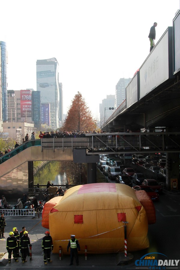 杭州鬧市區男子手持尖刀跳高架橋 消警聯手營救