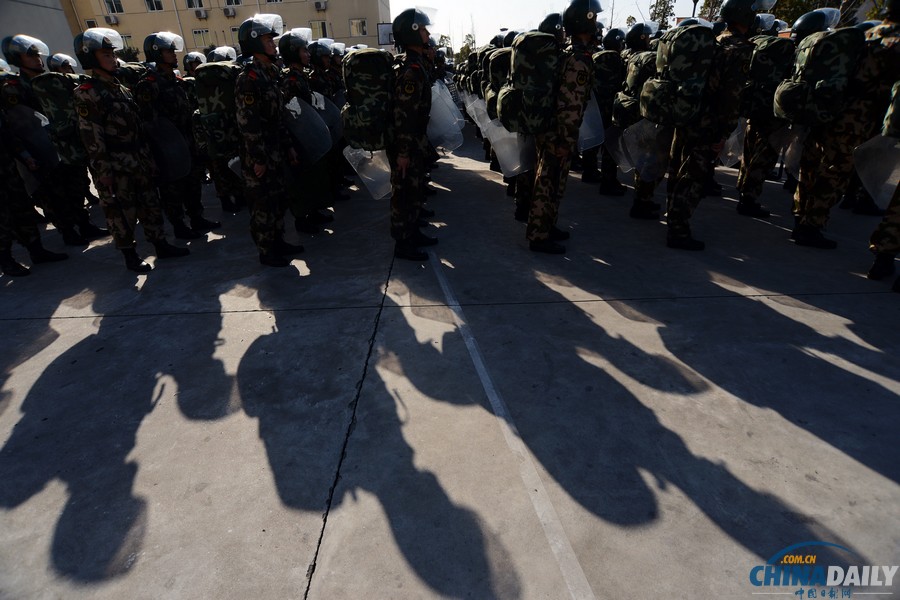 南京武警官兵綜合演練迎新年