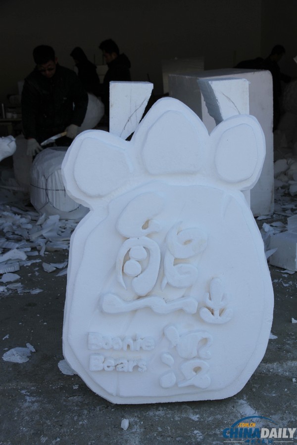浙江臨安滑雪場(chǎng)用泡沫塑料做雪人