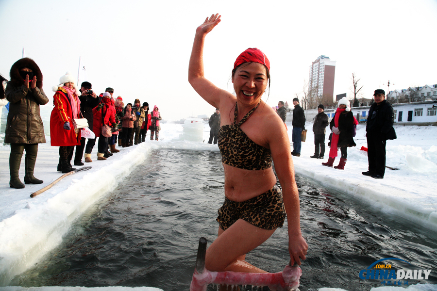 廣西冬泳愛好者黑龍江挑戰(zhàn)嚴(yán)寒