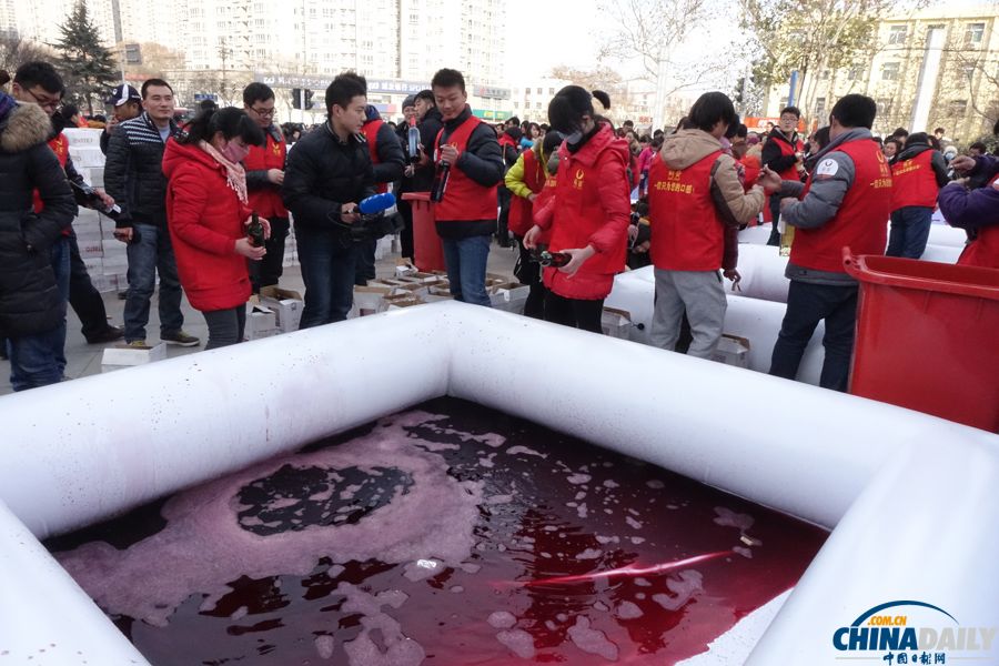 鄭州一企業當眾銷毀700萬元進口葡萄酒 市民嘆“可惜”