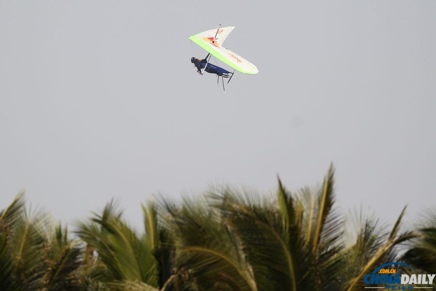 滑翔——王勇駕滑翔翼飛越瓊州海峽