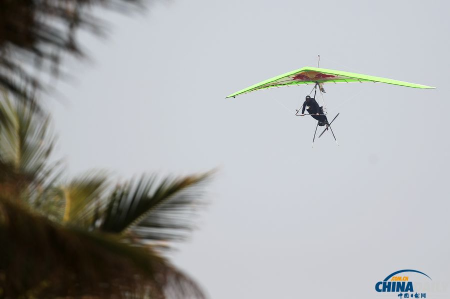 滑翔——王勇駕滑翔翼飛越瓊州海峽