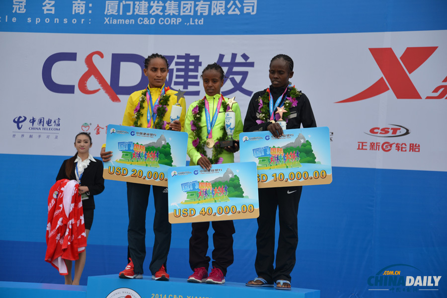 萬人齊跑廈門馬拉松 一選手沖刺抽筋被攙扶