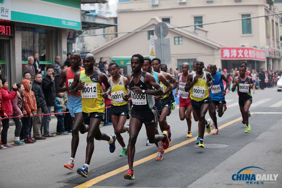 萬(wàn)人齊跑廈門馬拉松 一選手沖刺抽筋被攙扶