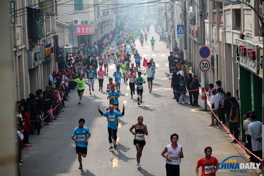 萬人齊跑廈門馬拉松 一選手沖刺抽筋被攙扶