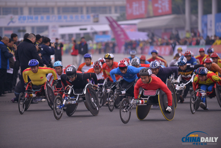 萬人齊跑廈門馬拉松 一選手沖刺抽筋被攙扶