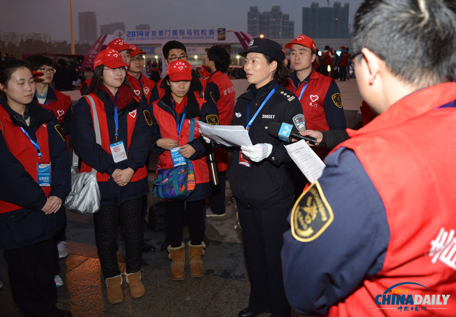 萬人齊跑廈門馬拉松 一選手沖刺抽筋被攙扶