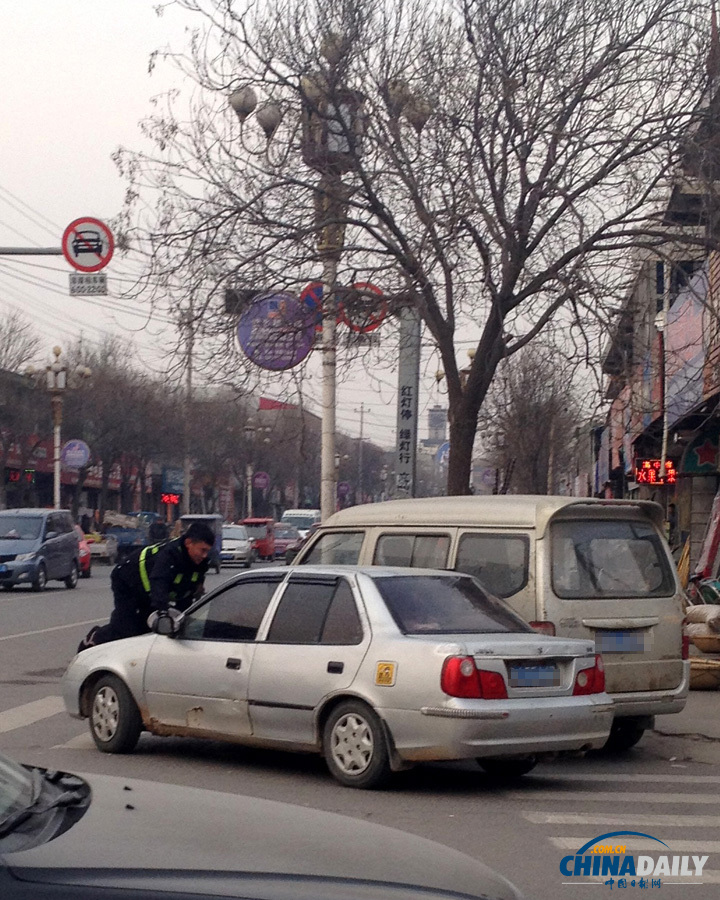 河北鹽山一車主頂著警察開車被攔下