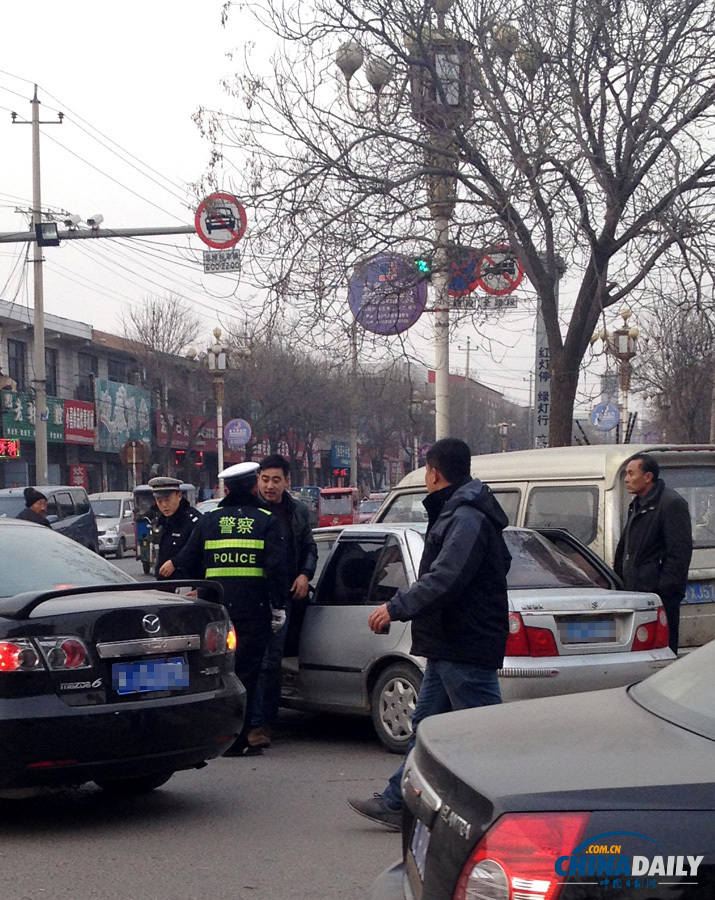 河北鹽山一車主頂著警察開車被攔下