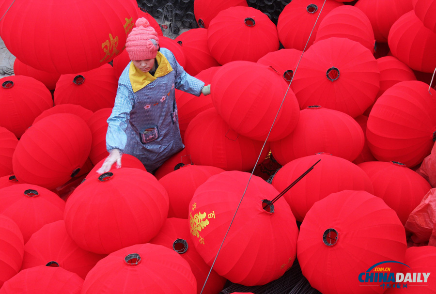 河南溫縣：村民趕制燈籠待過年