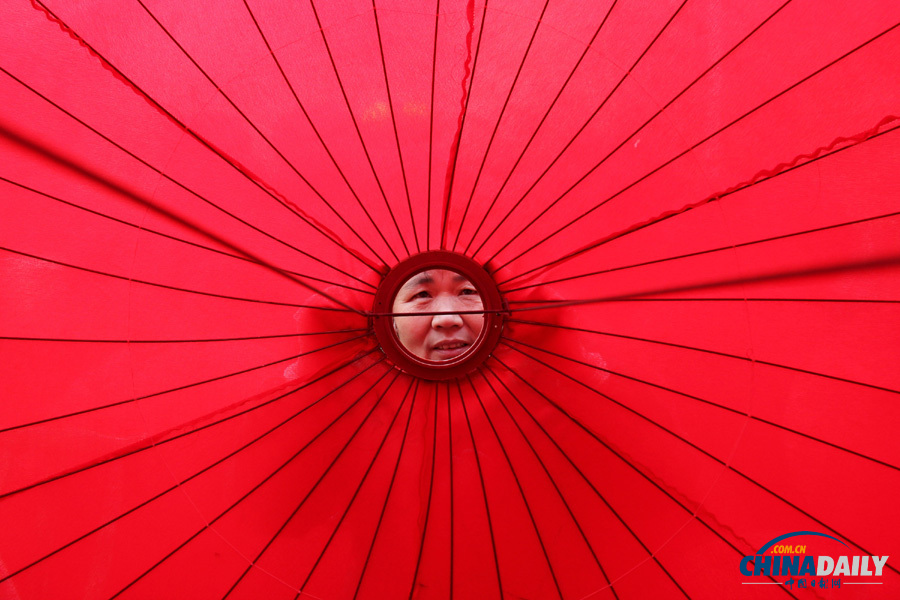 河南溫縣：村民趕制燈籠待過年