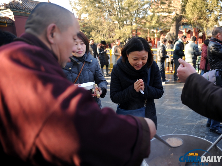 北京：雍和宮“臘八節” 市民喝粥求福