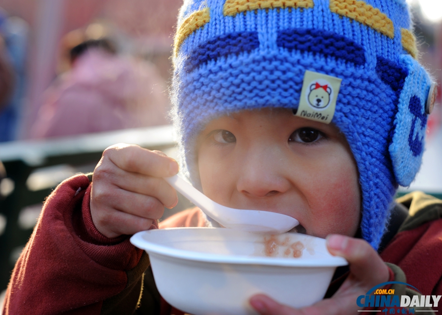 北京：雍和宮“臘八節” 市民喝粥求福