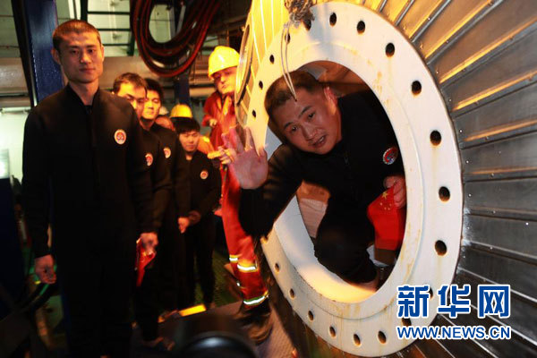 中國首次人工潛入300米深海“龍宮”探摸成功