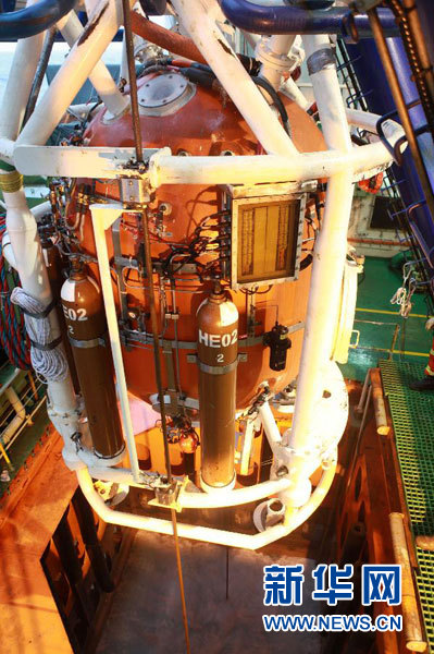 中國首次人工潛入300米深海“龍宮”探摸成功