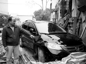 執法人員拆房砸壞越野車 車主索賠遭拒(圖)