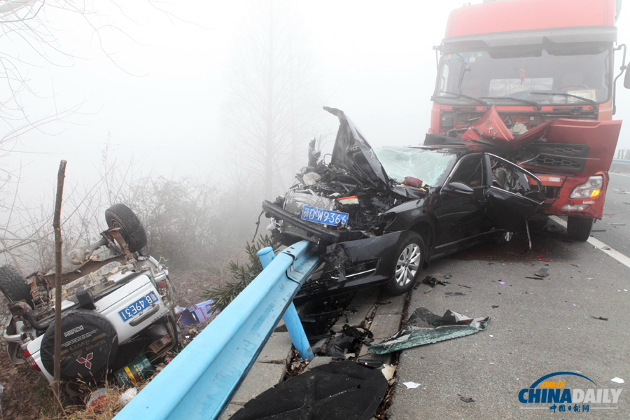 濃霧致滬渝高速公路荊州段22車連環追尾
