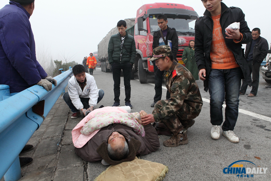 濃霧致滬渝高速公路荊州段22車連環追尾