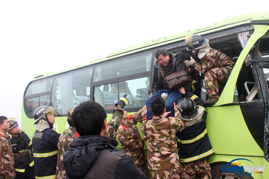 濃霧致滬渝高速公路荊州段22車連環追尾