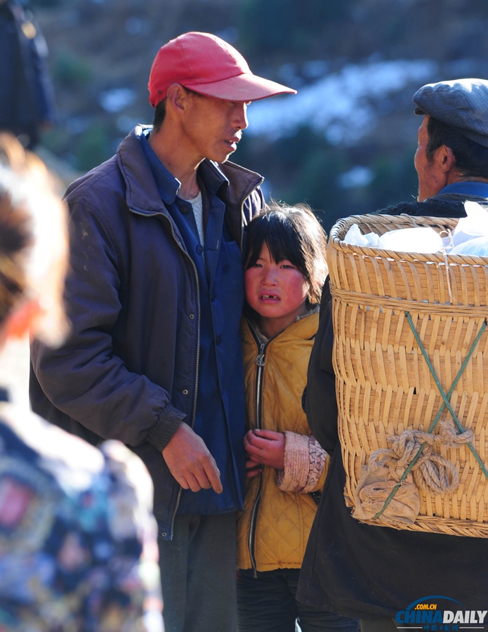 云南一微型面包車墜入深溝 12人全部死亡
