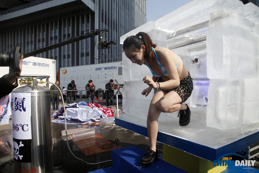 長沙舉辦“冰封活人48小時(shí)” 挑戰(zhàn)人類耐寒極限