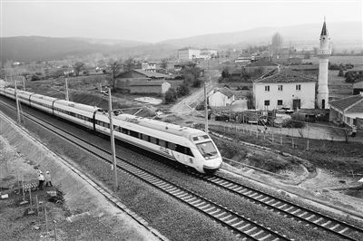 中國企業震驚海外：1夜架100根電線桿 當地人2天7根