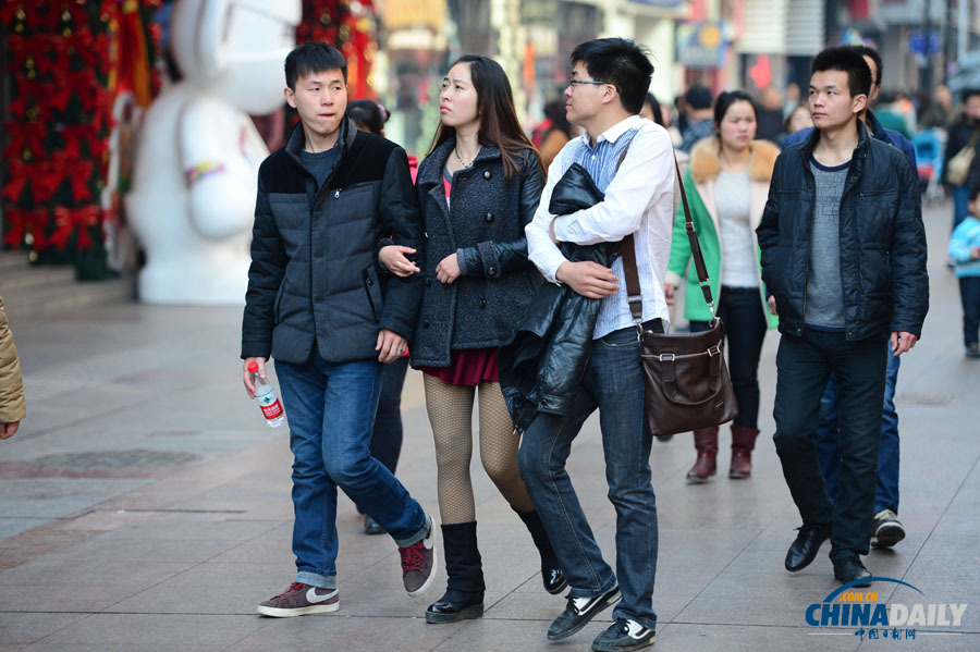 武漢現(xiàn)20℃高溫 市民脫去冬裝