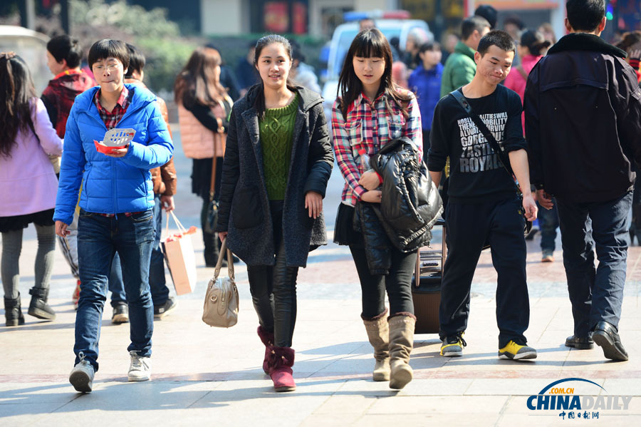 武漢現(xiàn)20℃高溫 市民脫去冬裝