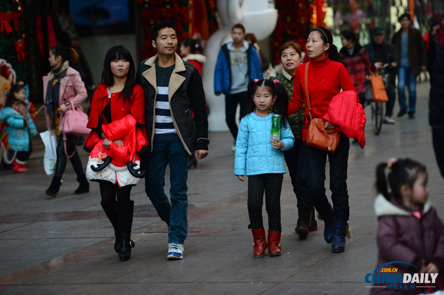 武漢現(xiàn)20℃高溫 市民脫去冬裝